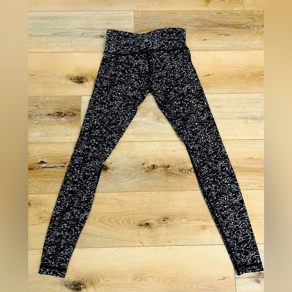 Lululemon Mid Rise Black & White Leggings